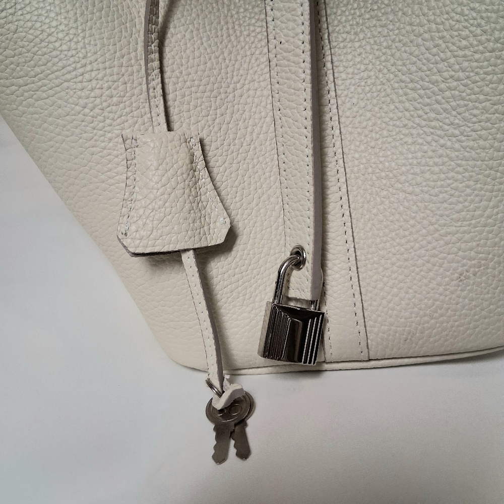 Elegant Ivory Leather Bucket Bag Lock 18 - Picture 7 of 8